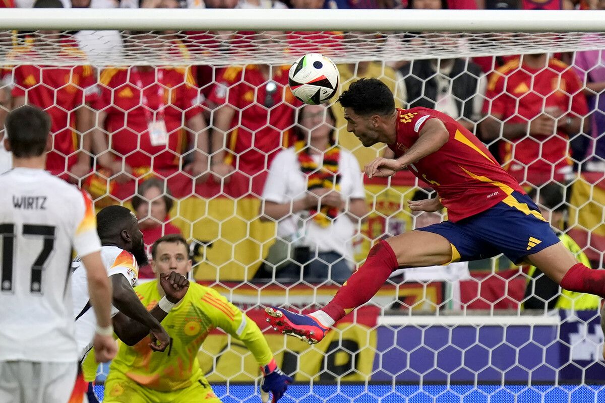 Die Entscheidung in einem spannenden Duell: Spaniens Mikel Merino schraubt sich hoch und trifft per Kopf zum 2:1-Siegtreffer für Spanien.ap