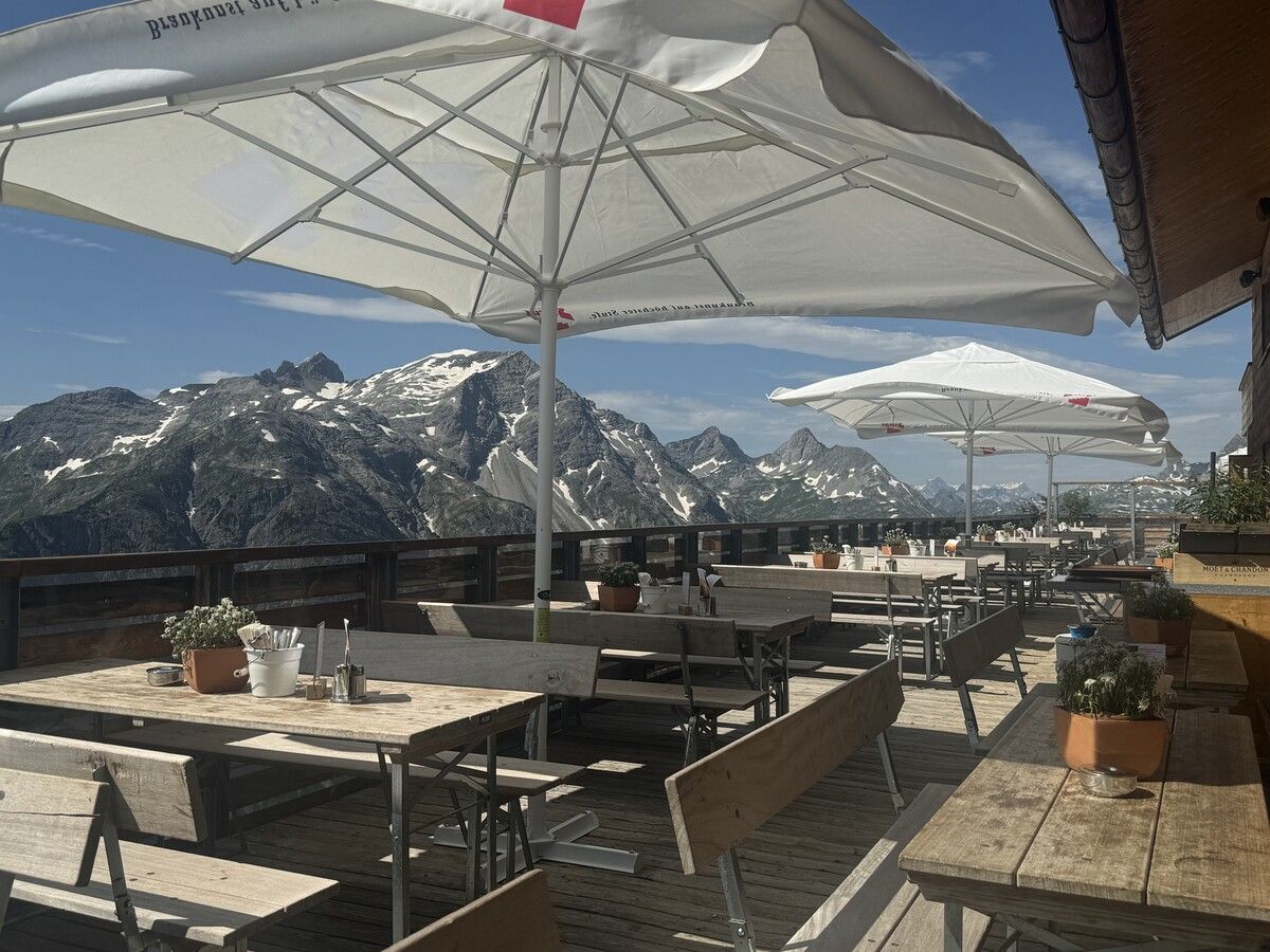Die erst vor wenigen Jahren neu erbaute Zugerbergbahn bringt die Gäste in wenigen Minuten zur Bergstation. Die 10er-Kabinen bieten ausreichend Platz.lech bergbahnen