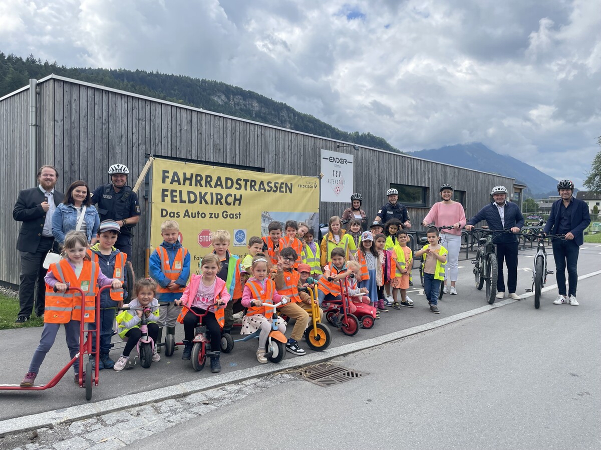 Die Fahrradstraße wurde mit Fahrrädern, Rollern, Dreirädern und Bobbycars ausgiebig getestet. VN/Linher (2)