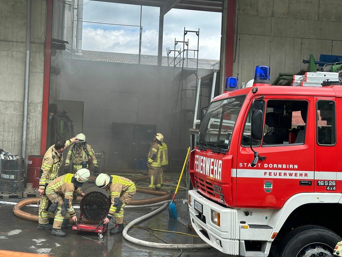 Die Feuerwehr Dornbirn war mit mehreren Fahrzeugen vor Ort. vol.at/MAyer
