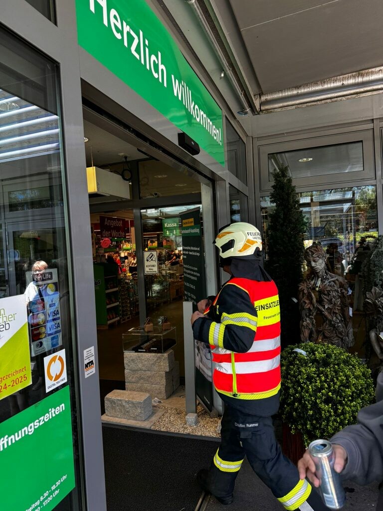 Die Feuerwehr kontrollierte den Bau- und Gartenmarkt. Vol.at