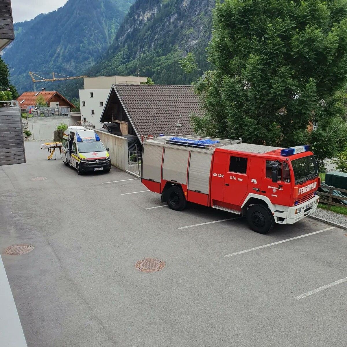 Die Feuerwehr unterstützte die Rettung dann noch bei der Bergung des Patienten. FW Brand