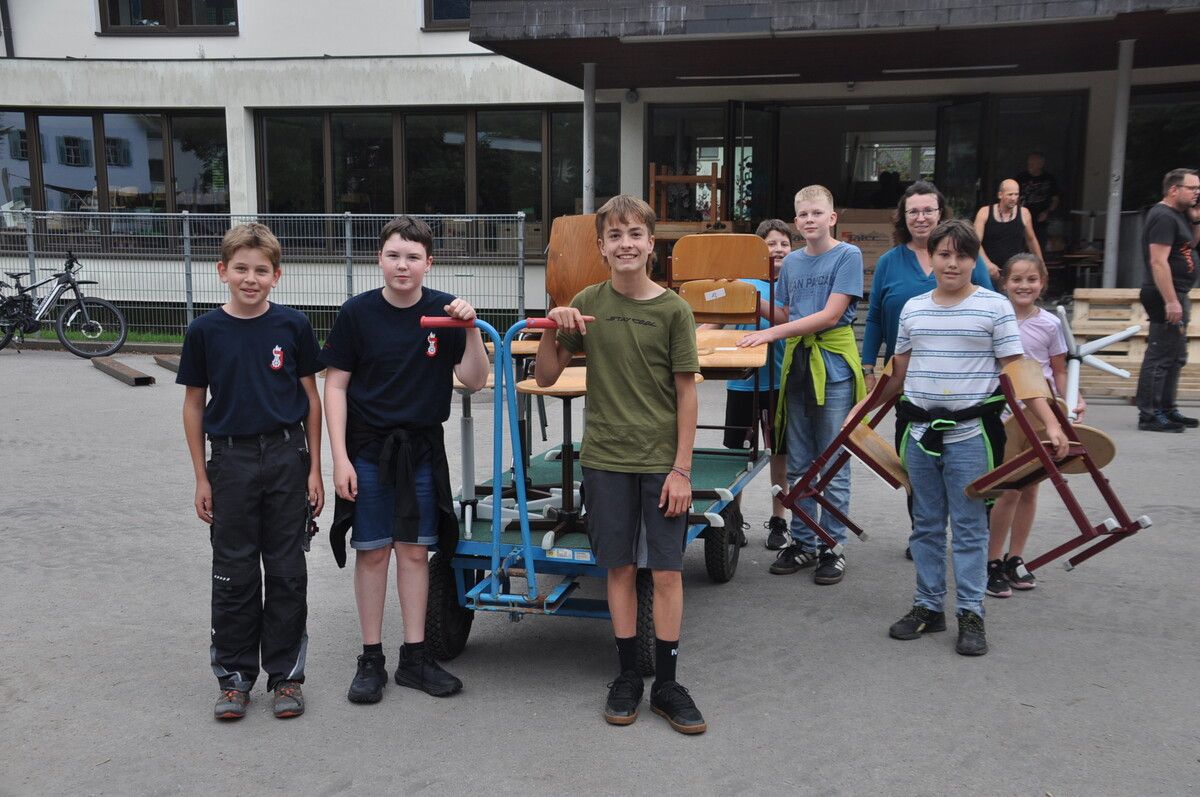 Die Feuerwehrjugend half gerne bei der Schulumsiedlung mit.HAB