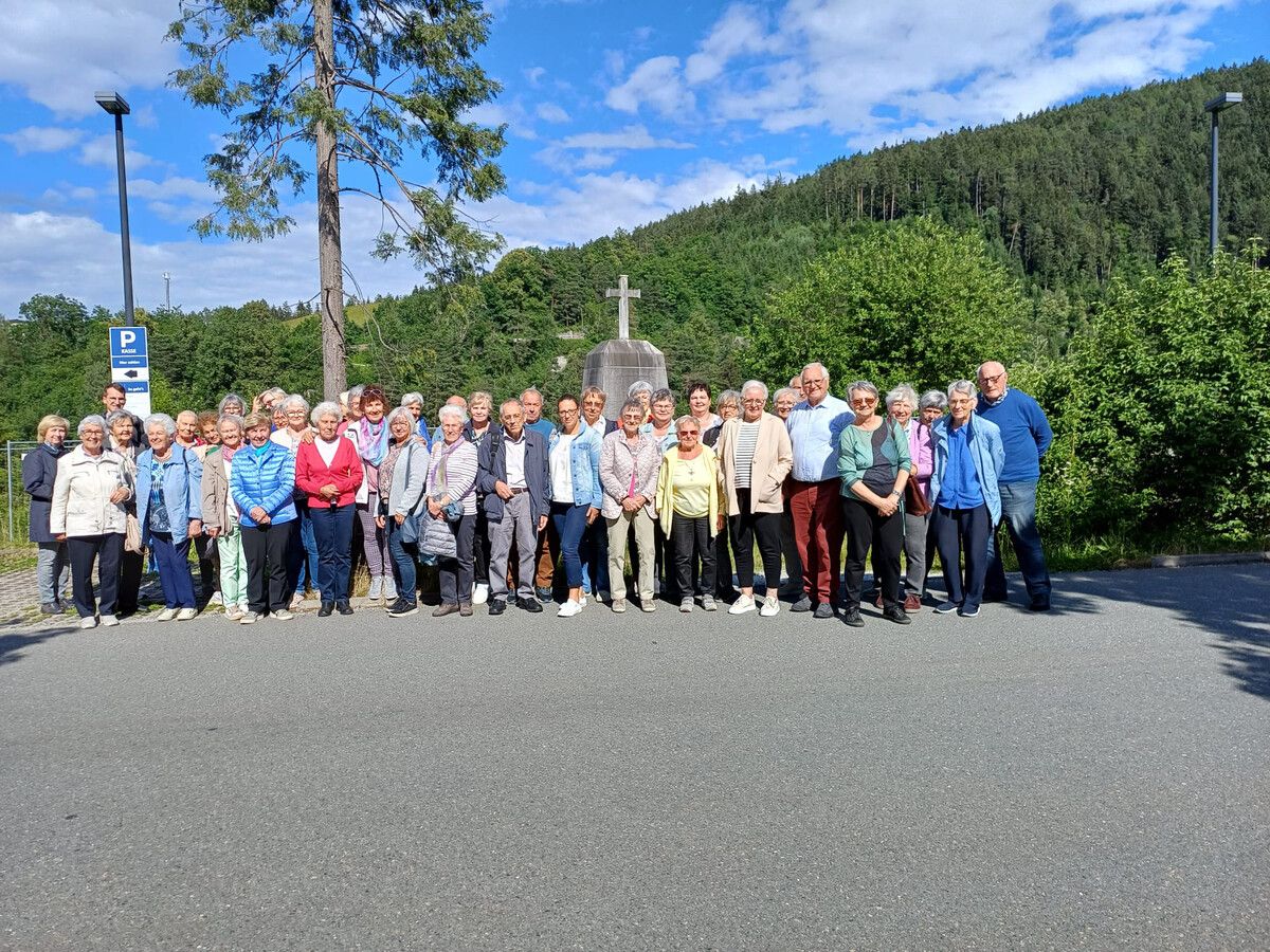 Die fröhliche Seniorengruppe des Seelsorgeraums Bludenz bei ihrem Jahresausflug nach Innsbruck.Senioren des Seelsorgeraumes