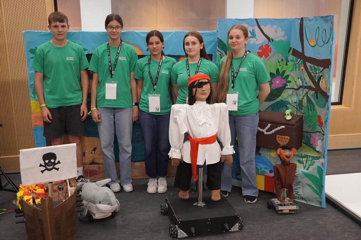 Die fünf Schülerinnen und Schüler des Robotik-Schwerpunkts der MS Nenzing bei der Weltmeisterschaft in den Niederlanden. MS Nenzing