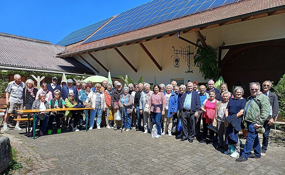 Die Gruppe erkundete die Plantagen des Mostbauers in Bad Waldsee. 50Plus Fußach