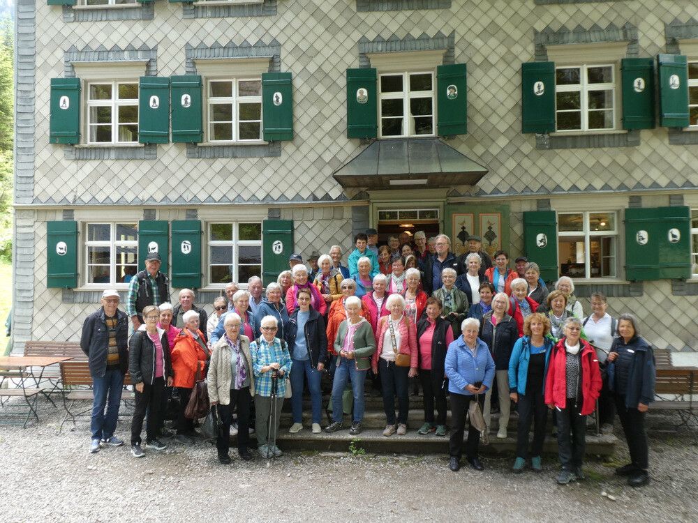 Die Gruppe vor dem Alpengasthof Bad Rothenbrunnen. 50plus