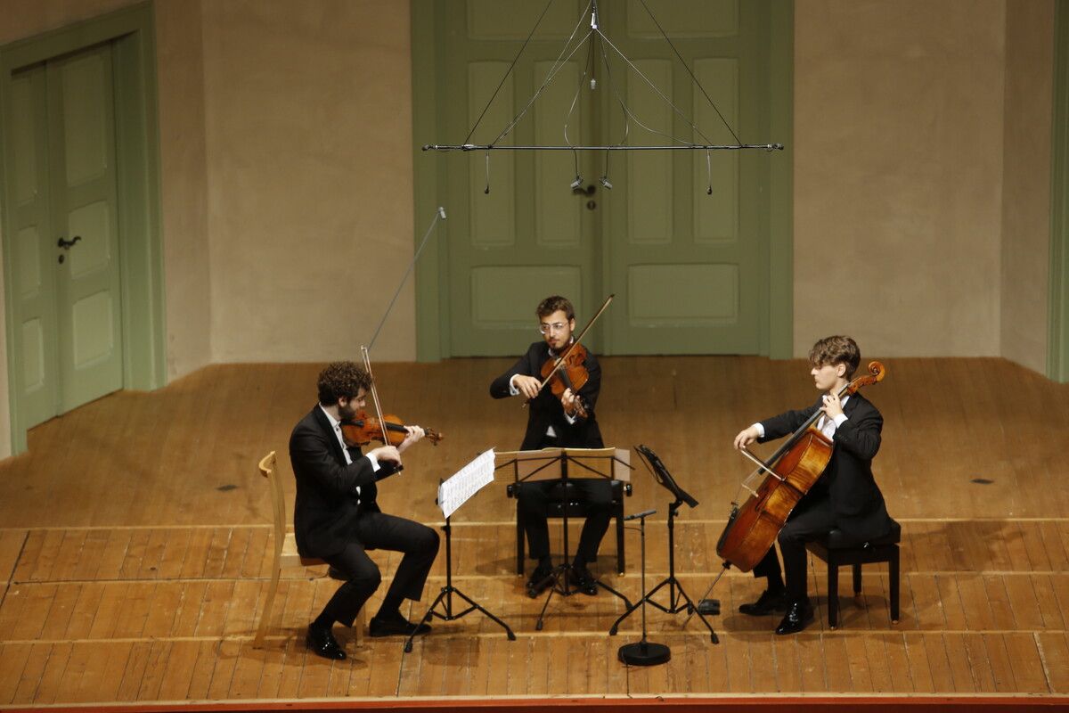 Die jungen Musiker Emmanuel Tjeknavorian (Violine), Benedict Mitterbauer (Viola) und Jeremias Fliedl (Violoncello) begeisterten das Publikum. schubertiade