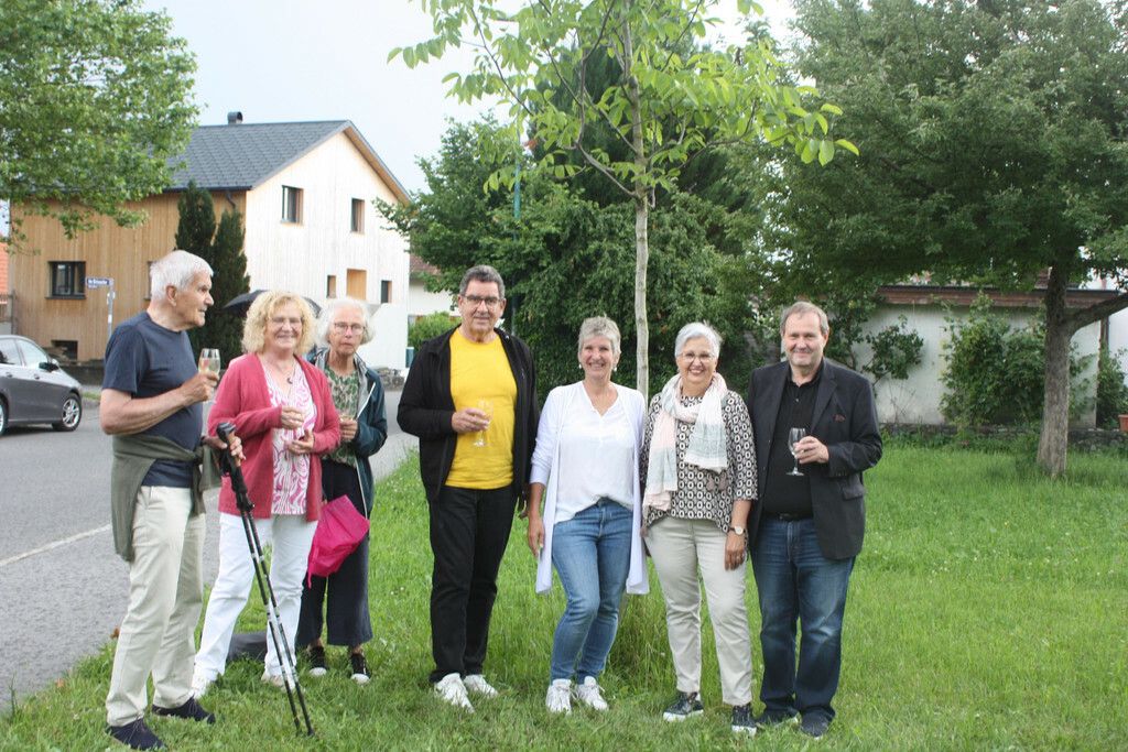 Die Kantorei Rankweil feierte die Einweihung des neuen Walnussbaums.vn-tk