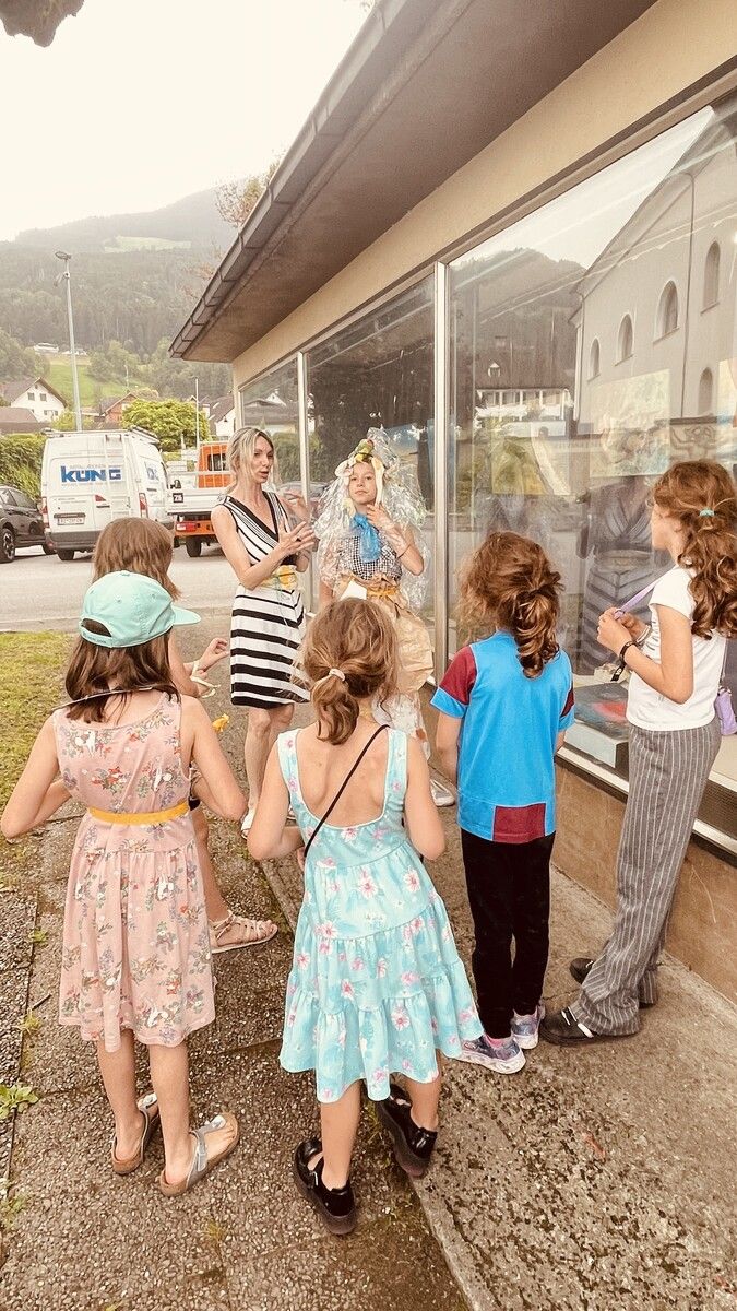 Die Kunstwerke sind im Schaufenster des Ateliers Malgrund ausgestellt. MON