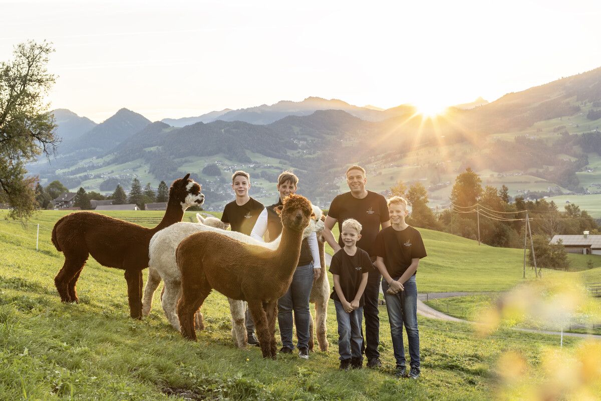 Die Moosmanns mit ihren Söhnen Florian, Elias und David inmitten der Alpakas. Emanuel Sutterlüty