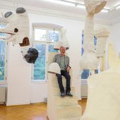 Papierhautprozession mit Masken von Tone Fink