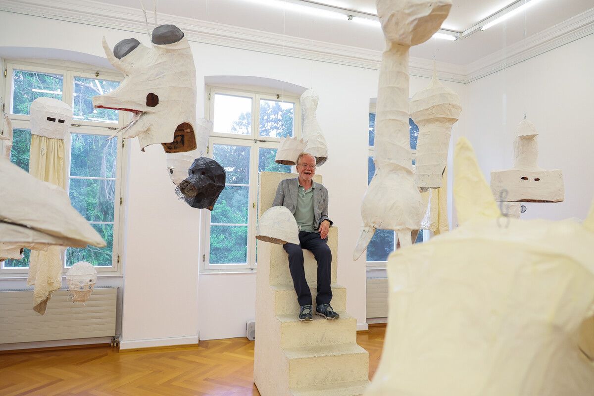 Die Pappmaché-Masken werden nach der Prozession wieder in die Ausstellung installiert.vn/Steurer