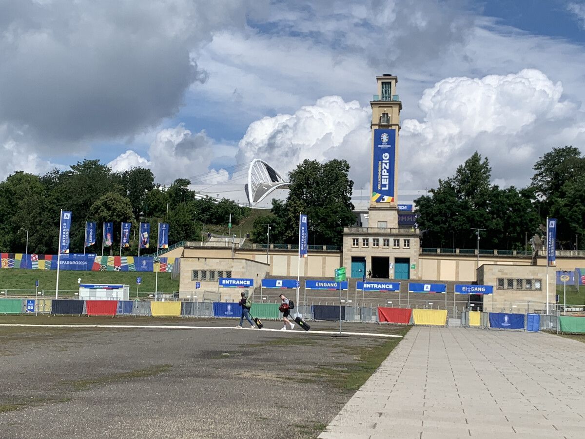 Die Red Bull Arena am Tag vor dem Achtelfinalspiel: Alles ist noch ruhig.VN