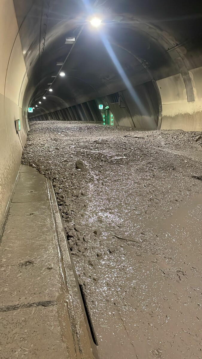 Die Schlammmassen im Passürtunnel mussten am Mittwochabend geräumt werden.