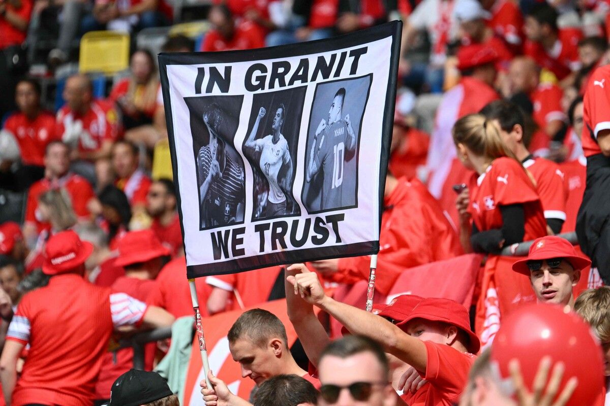 Die Schweizer Fans wissen, was sie an Granit Xhaka haben.afp