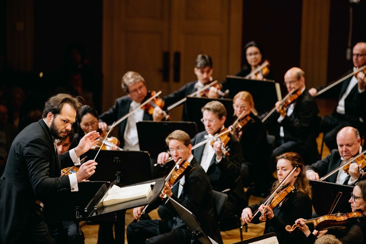 Die sorgfältige Suche nach einer Neubesetzung unter Mitwirkung der Musiker fiel einhellig auf den jungen tschechischen Dirigenten Petr Popelka. Igor Ripak