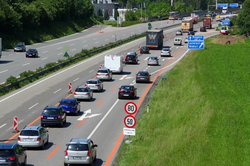 Die Tagesbaustelle führte am Donnerstagvormittag auf beiden Seiten des Pfändertunnels zu Staus. vn/steurer