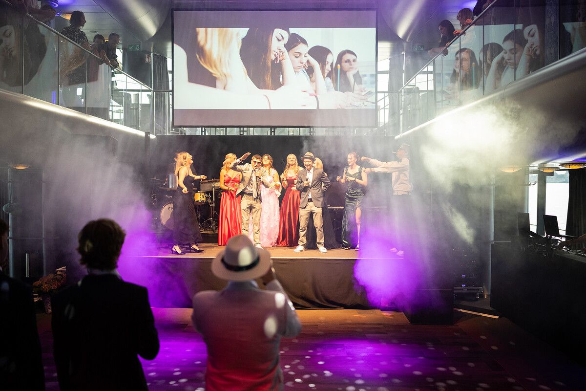 Die Veranstaltung begann mit Livemusik.