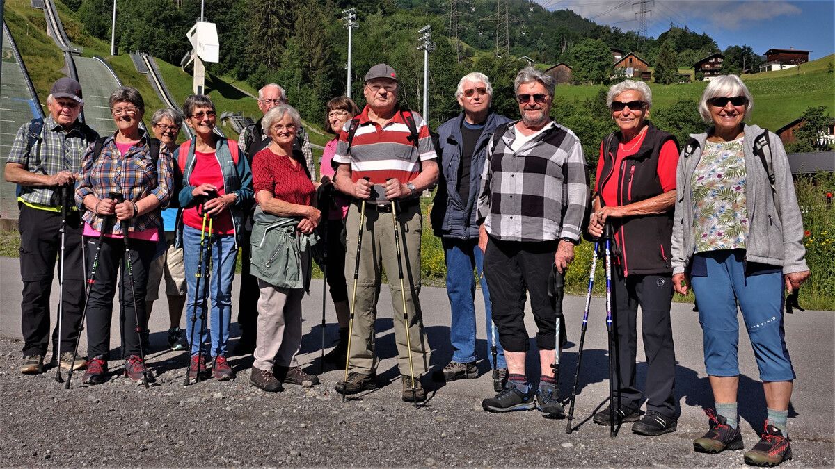Die Wandergruppe versammelte sich an der Sprungschanze in Tschagguns, bereit für den Start der Wanderung.PVÖ Partenen