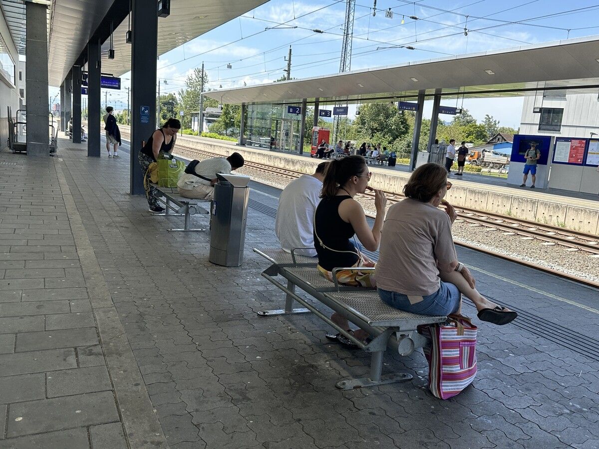 Die wartenden Fahrgäste in Dornbirn vertrieben sich die Zeit mit einem Eis.VOL.AT/MAYER