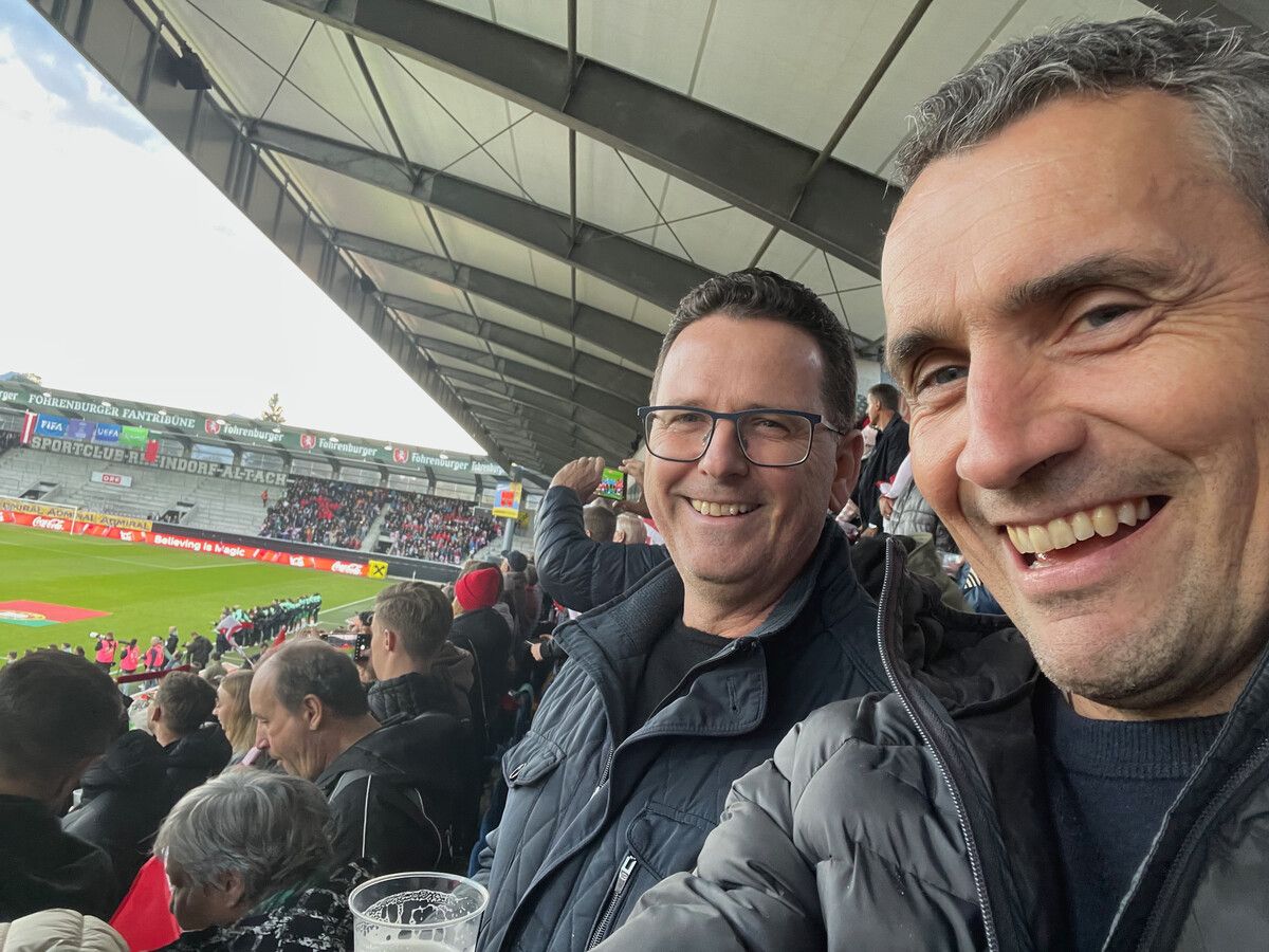 Dieter Tschemernjak zusammen mit SCRA-Obmann Harald Oberdorfer im Stadion.VN