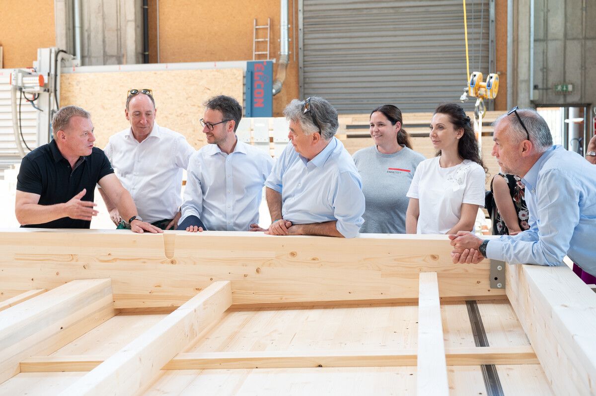 Dobler-Holzbau-GF Johannes Welte mit den Politikern Minister Rauch, LR Zadra, Vizekanzler Kogler, den Mitarbeitern von Energreen und GF Wehinger.FA/Serra