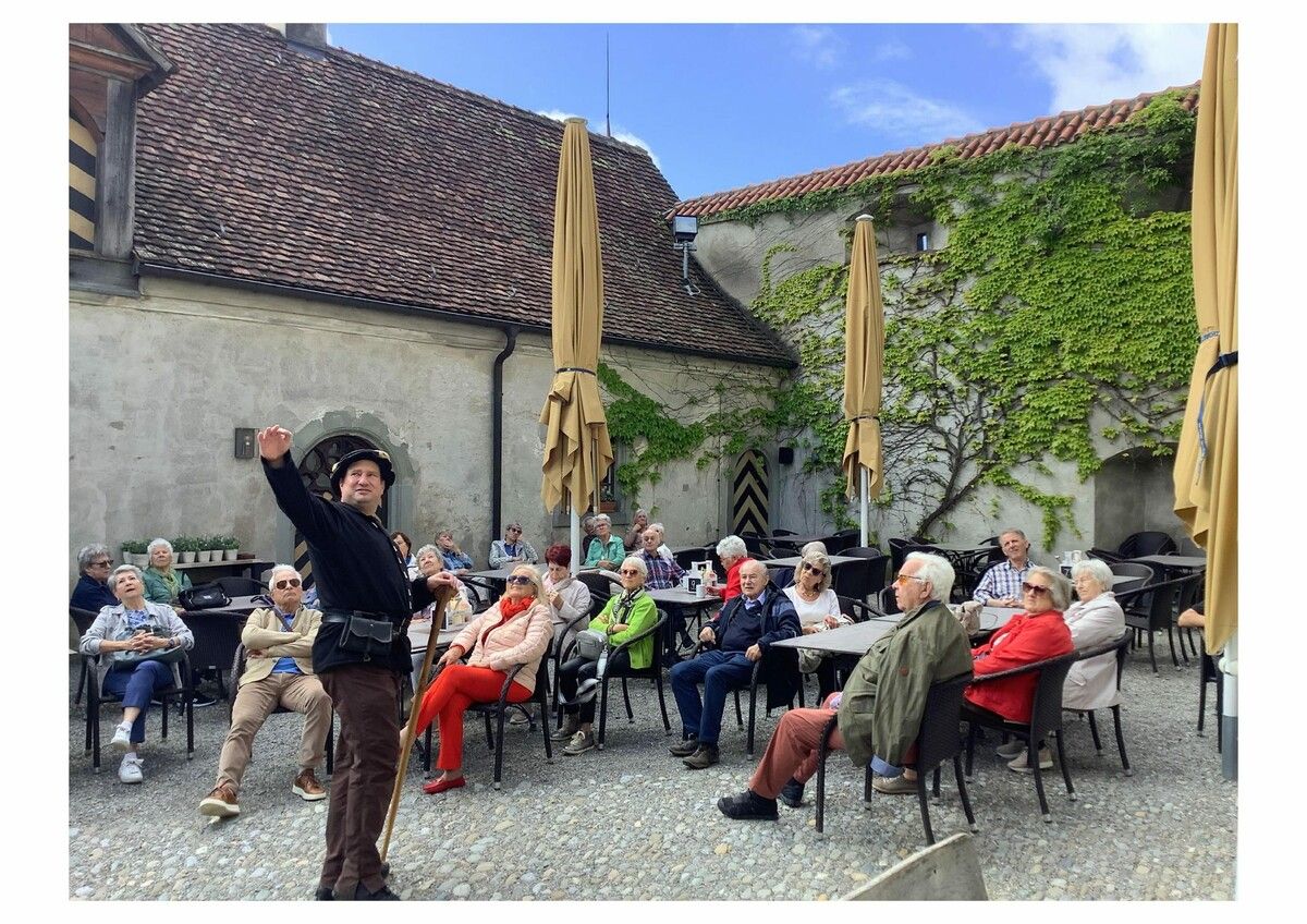 Ein schwäbischer Führer in mittelalterlichem Gewand begrüßte die Gruppe im Burghof der Waldburg.Sr Hohenems