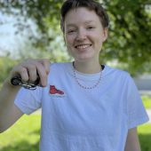 Die kickende rote Aktivistin
