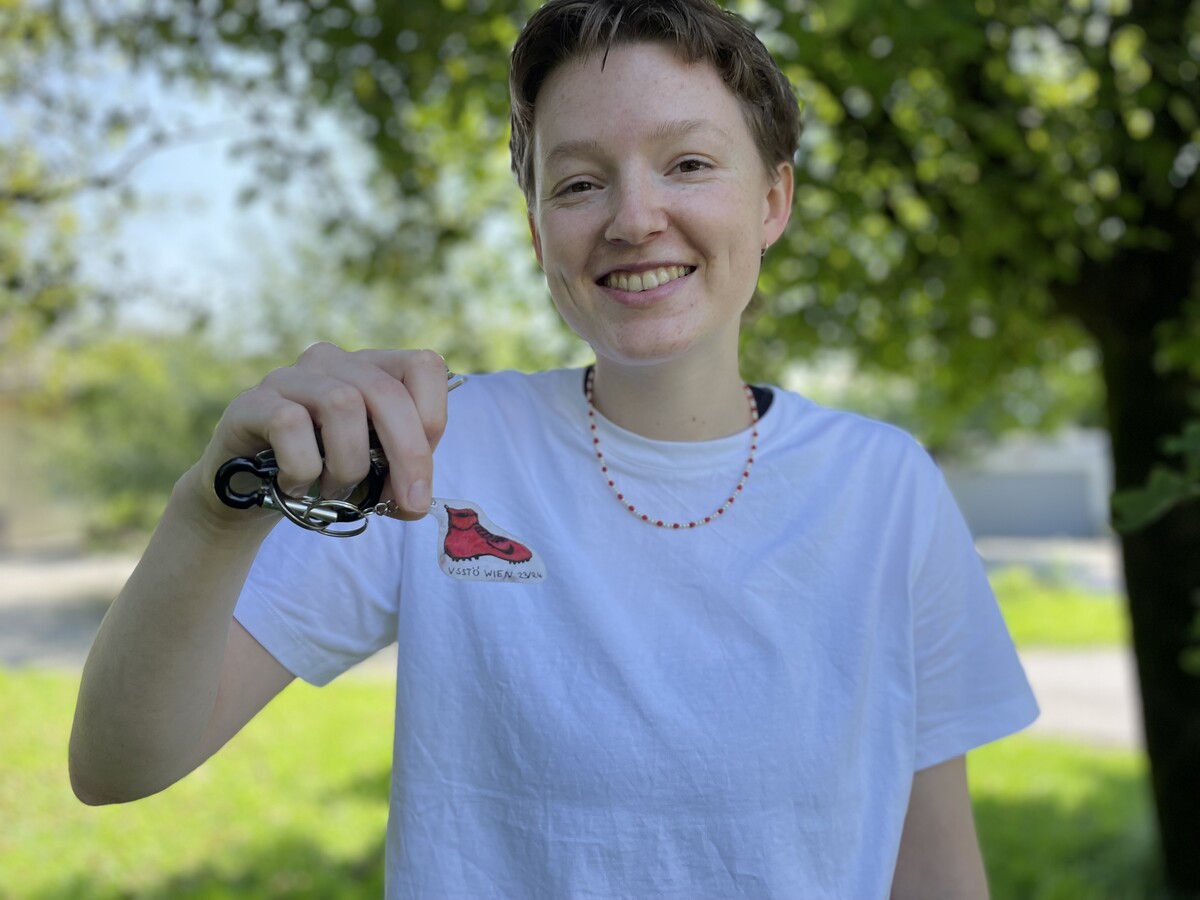 Ein selbstgebastelter roter Fußballschuh am Schlüsselbund erfreut Miriam Amanns Herz. VN/mef(2)
