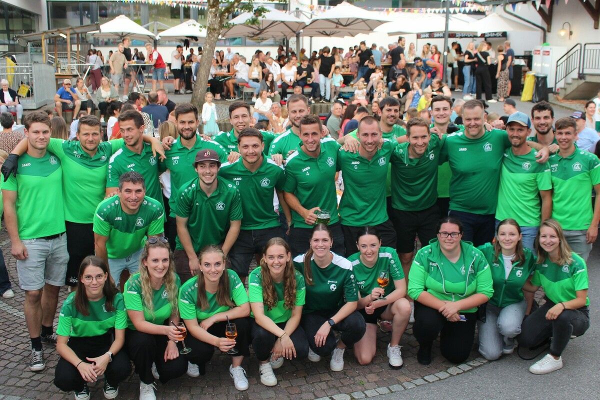 Ein Teil des grünen Helferteams: Der FC Alberschwende feierte bei diesem Käsklatsch auch den geschafften Verbleib in der Eliteliga und war Veranstalter des Abends.