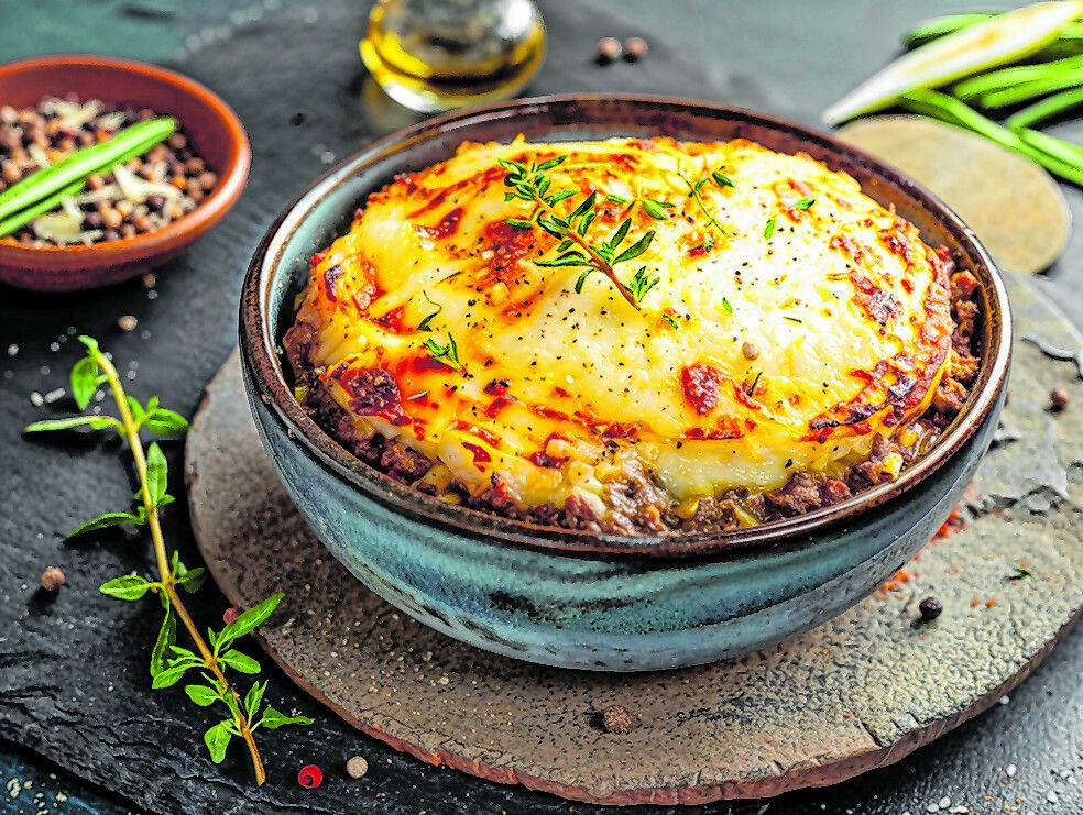 Ein Teller frisch zubereitete Moussaka, ein typisches Gericht auf Kos.Shutterstock