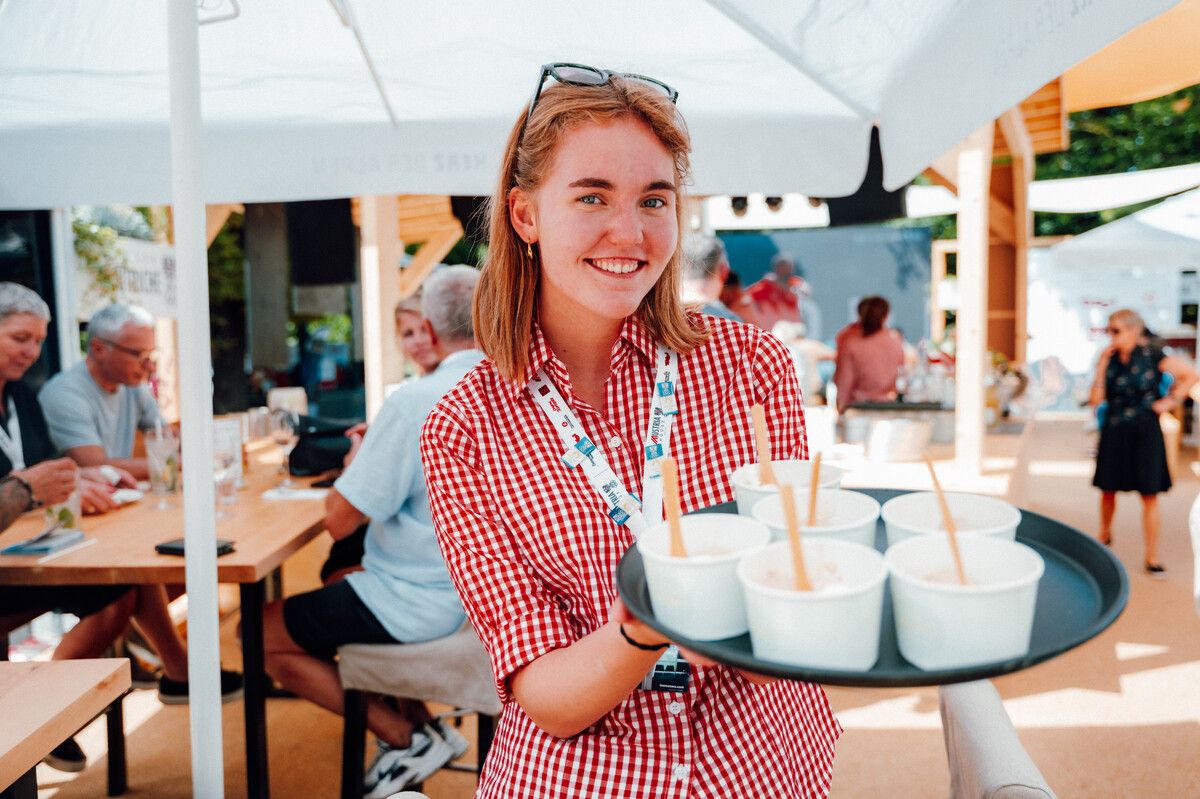Eis für alle: Das Kolibri-Eis wird vom Catering-Team ausgegeben. ÖOC