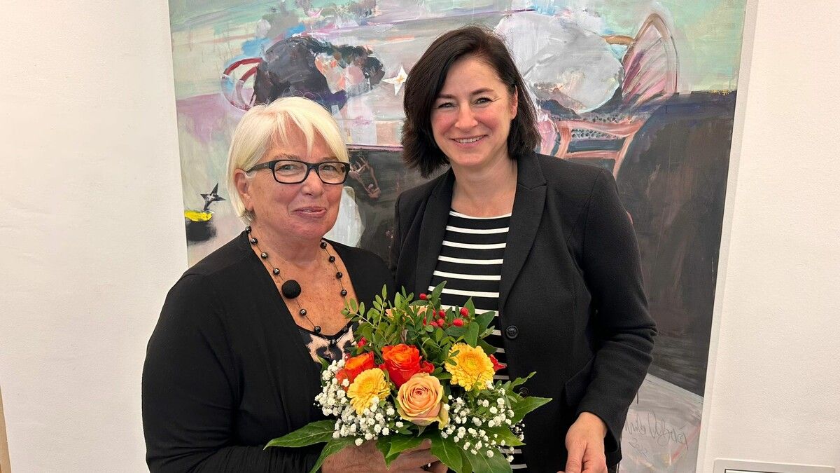 Elfriede Marent (links) bei der Ehrung im Landhaus mit Barbara Moser-Natter, der stellvertretenden Leiterin der Telefonseelsorge Vorarlberg.