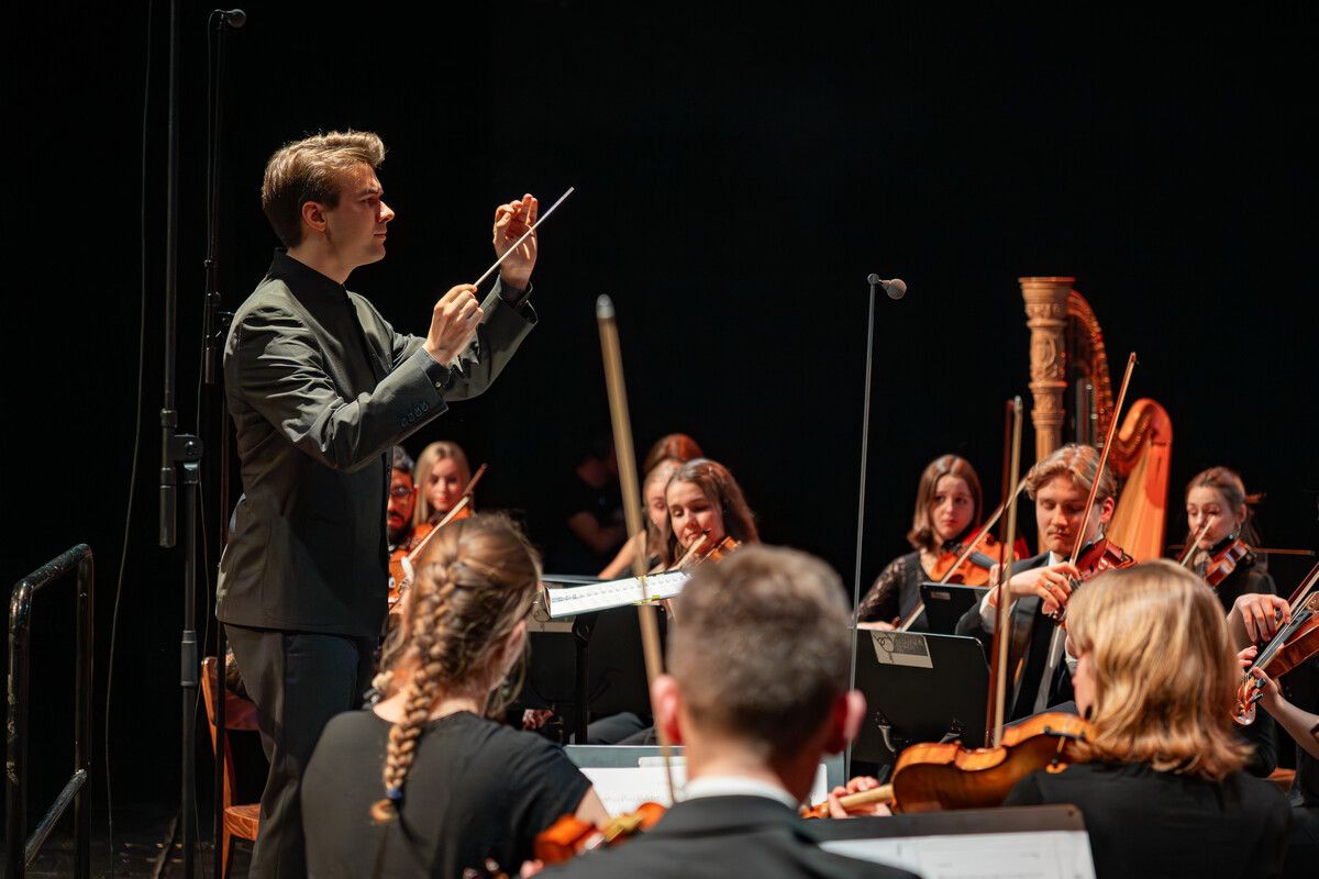 Tobias Grabher ist der Dirigent sowie Initiator des Kammerorchesters. ⇒Camerata Musica Reno