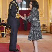 Charles III. ehrt Shirley Bassey
