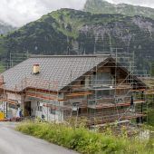 Schwarzbau-Verdacht in Lech ruft die BH Bludenz auf den Plan. Bau wurde gestoppt. »A3