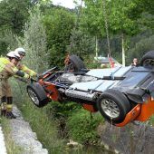 Sportwagen im Bach