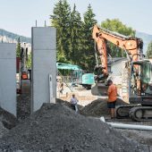 Im Altacher Schnabel­holz wird kräftig gebaggert. »C4