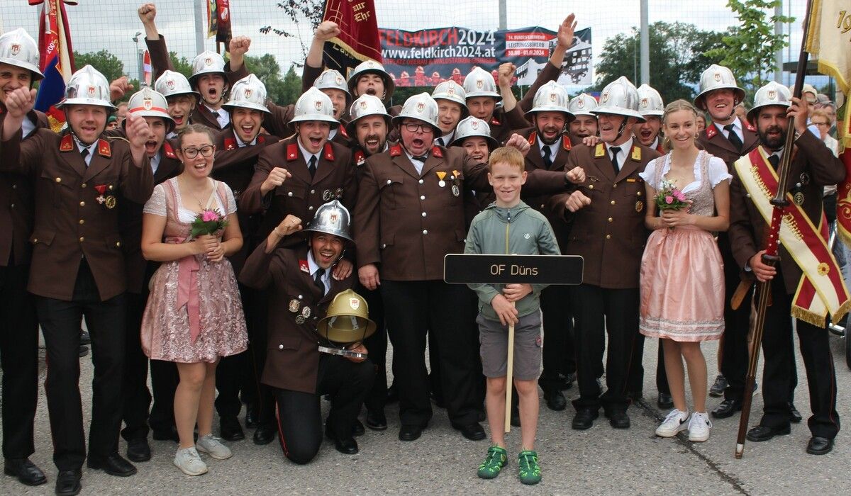 Fröhlich und ausgelassen präsentierte die Feuerwehr Düns den Goldenen Helm beim Umzug. STP (2)