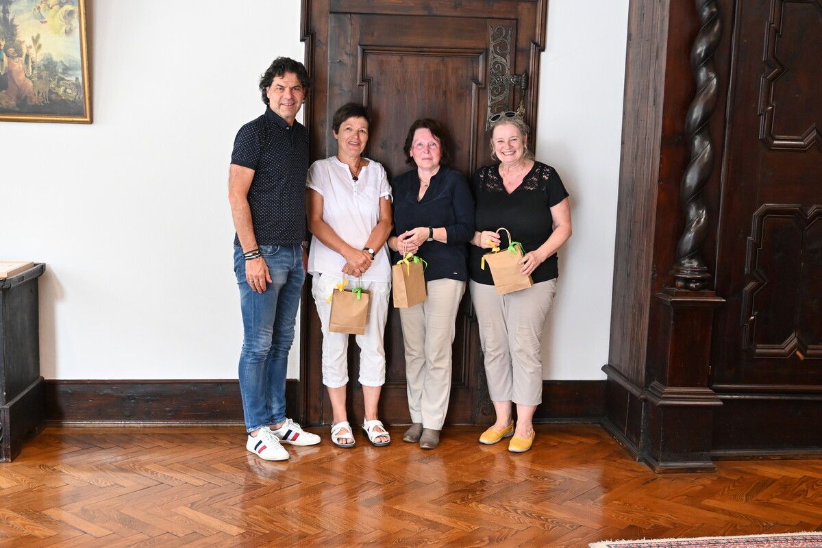 Für ihre wertvolle Arbeit übergab Bürgermeister Manfred Rädler den freiwilligen Helferinnen im Rathaus kleine Präsente.stadt fk