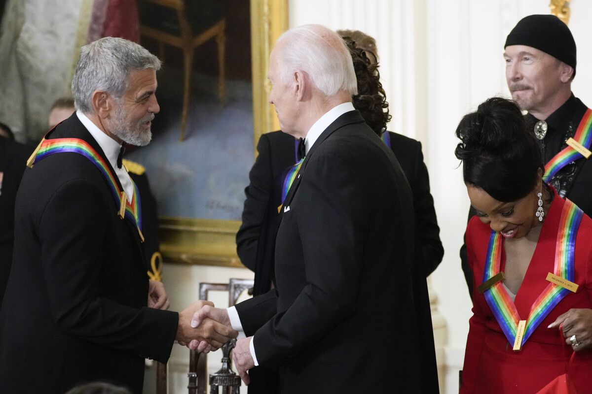 George Clooney mit Joe Biden bei einem Ehrenempfang im Weißen Haus in Washington im Dezember 2022. AP