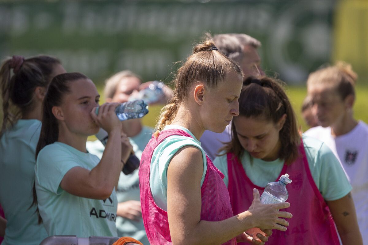 Heiße Tage erlebten die ÖFB-Frauen bislang während ihres Trainingscamps in Schruns. Da waren Trinkpausen extrem wichtig.Paulitsch