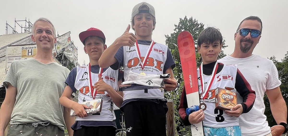 Herbert Kaufmann, GF von Dornbirn Tourismus (l.), und Andreas Hammerer, Obmann SC Mühlebach (r.), überreichten die Medaillen an die U14-Sieger Sven Hutmacher, Lino Wernli und Carlos Schmidt-Weber (v.l.). Krojer