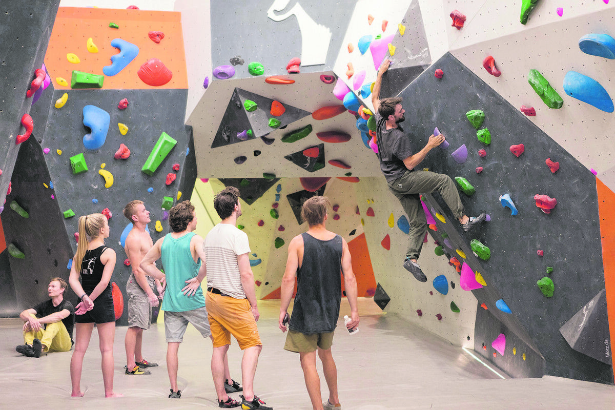 Steinblock BoulderhalleN Die Steinblock Boulderhallen in Rankweil und Dornbirn ermöglichen einen unkomplizierten Einstieg in den Klettersport. Überschaubare Wandhöhen – bis etwa drei Meter - mit geringem Verletzungsrisiko und die Möglichkeit, auch alleine indoor zu klettern, machen Bouldern besonders zugänglich und attraktiv.
