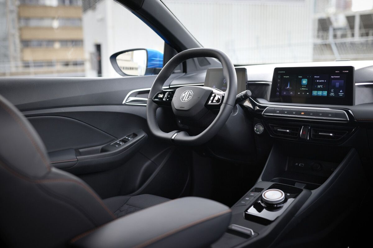 Im Cockpit dominieren Bildschirme. Für Detail-Menüfunktionen sitzt auf der Mittelkonsole ein Drehregler.