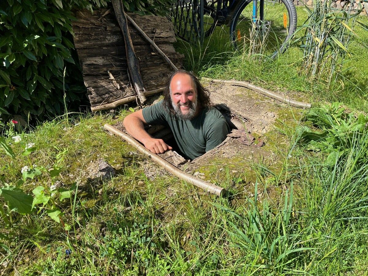 Im Garten seines Hauses in Röthis hat sich Nicola Gulli ein Nachtlager unter Tag geschaffen.