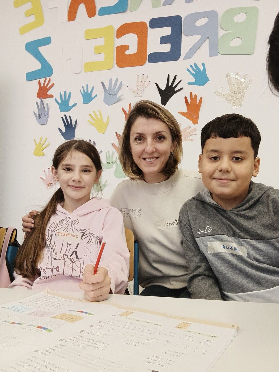 Im Lerncafé der Caritas in Bregenz werden Kinder von Freiwilligen beim Lernen für die Schule unterstützt.caritas