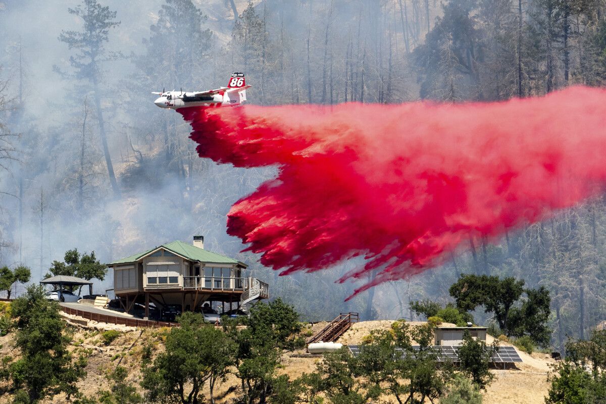 Im US-Bundesstaat Kalifornien sind mehrere Waldbrände ausgebrochen. Flugzeuge sind mit Löschmitteln unterwegs. AP