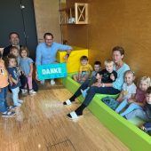Meusburger spendet Spielgruppe besondere Betten